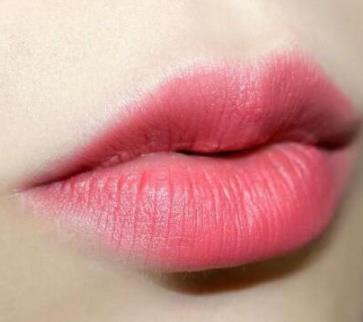 口红雨衣能和唇蜜一起用吗？一起用会残妆