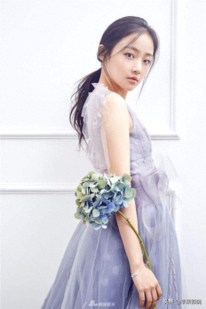 吴佳怡模样清新、宛若邻家女孩，可谓清新脱俗，娇艳欲滴