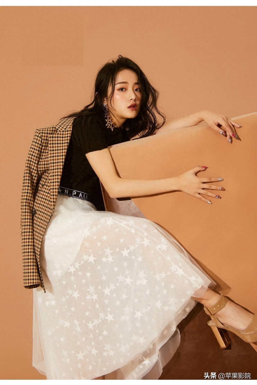 吴佳怡模样清新、宛若邻家女孩，可谓清新脱俗，娇艳欲滴