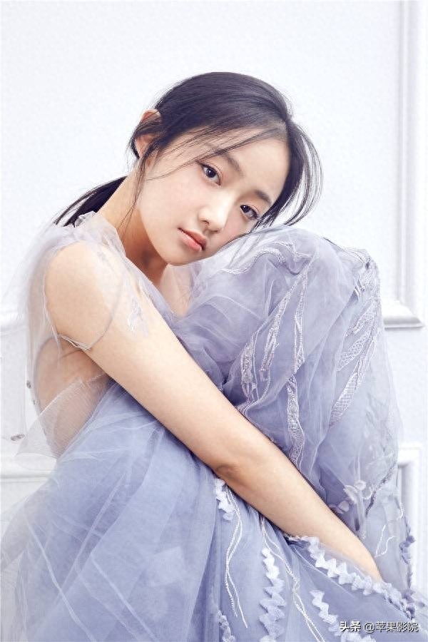 吴佳怡模样清新、宛若邻家女孩，可谓清新脱俗，娇艳欲滴