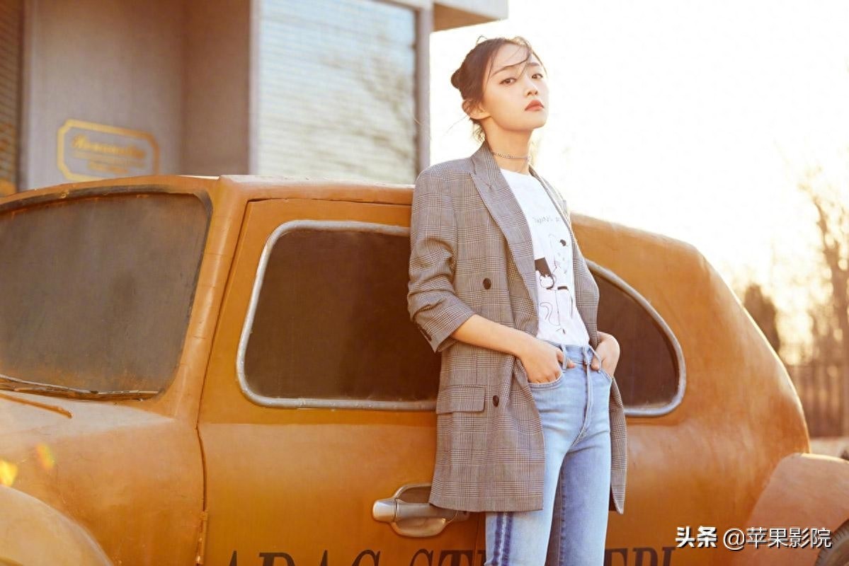 吴佳怡模样清新、宛若邻家女孩，可谓清新脱俗，娇艳欲滴