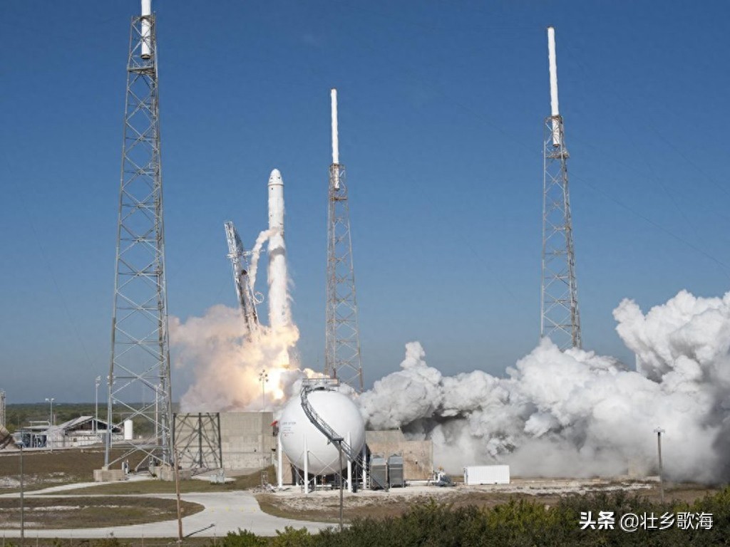 龙飞船（Dragon）：世界上第一艘由私人公司研发的航天飞船