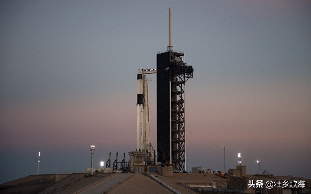 龙飞船（Dragon）：世界上第一艘由私人公司研发的航天飞船