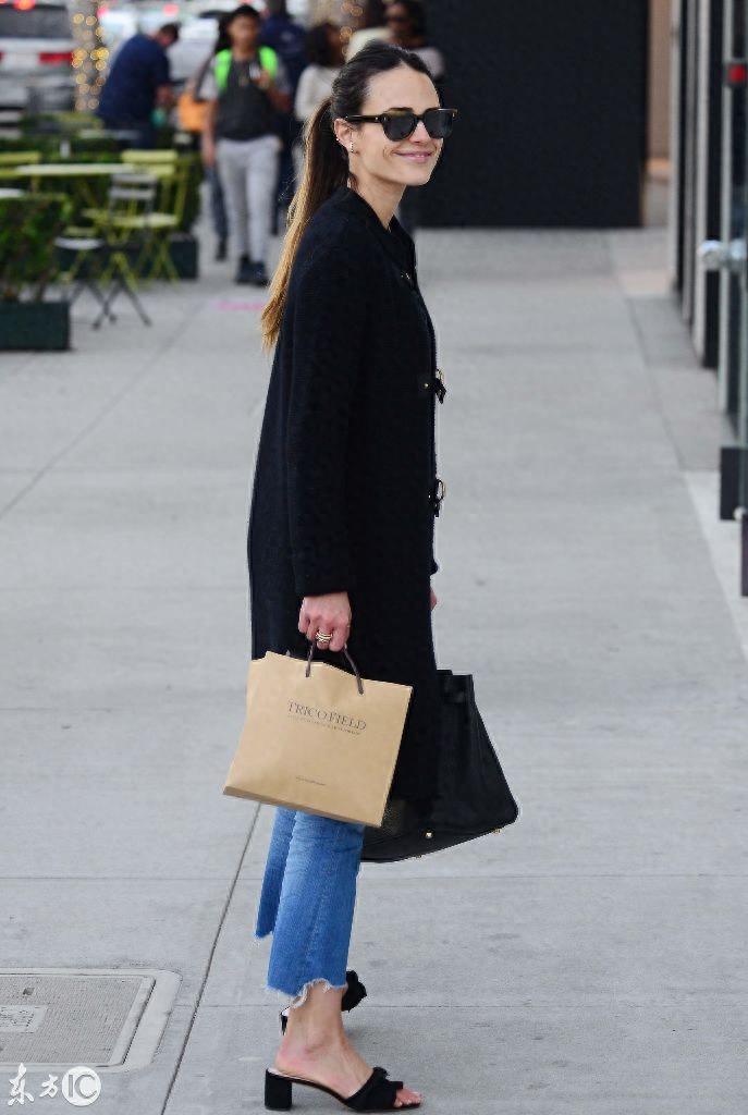 保罗沃克“妻子”现身街头购物，打扮时尚紧跟潮流！网友：想你了