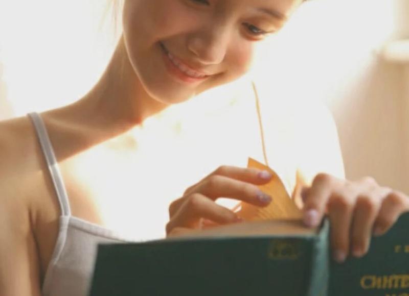 她像狗一样趴着走路