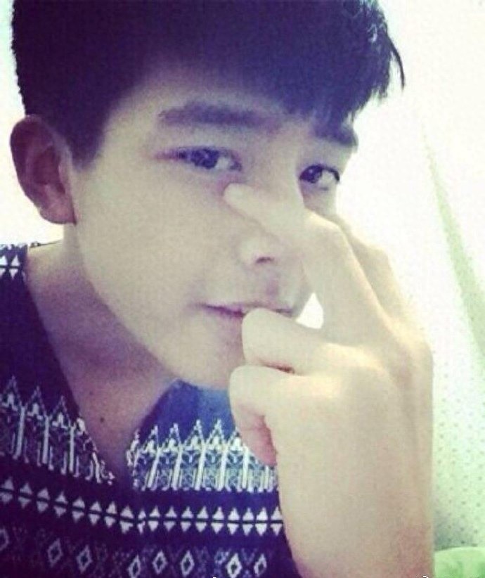 宋威龙童年照大曝光，小时候鼻子就很挺，网友：真不想让他长大