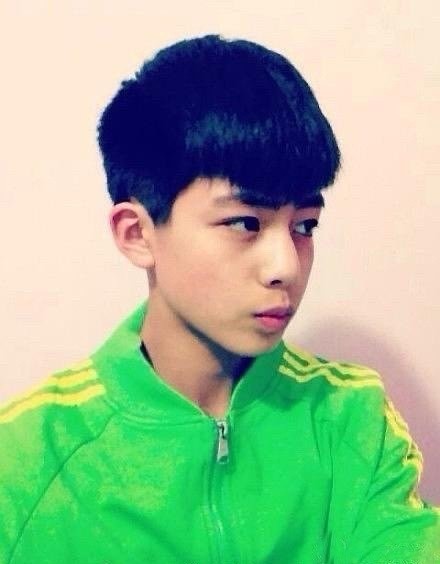 宋威龙童年照大曝光，小时候鼻子就很挺，网友：真不想让他长大