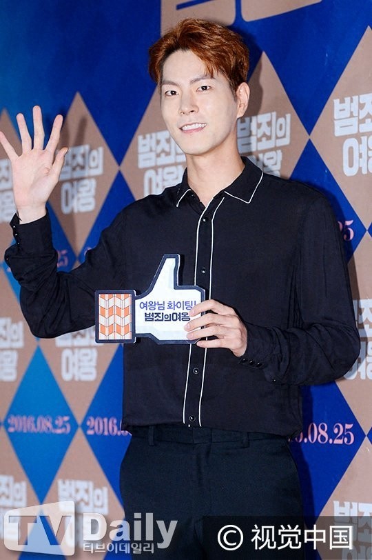 47岁朴智英酒红V领衫似女王 IU条纹衫清新甜美颜值在线