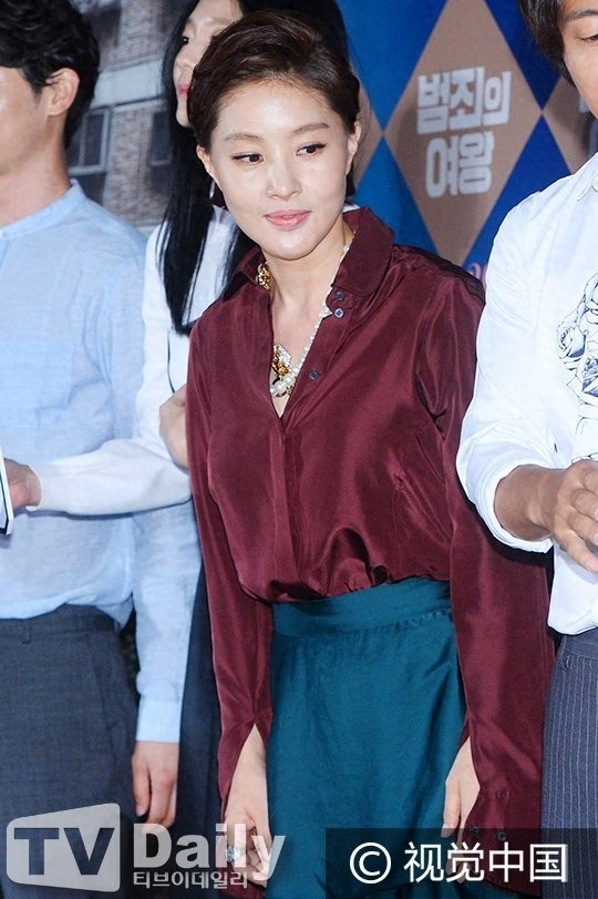 47岁朴智英酒红V领衫似女王 IU条纹衫清新甜美颜值在线