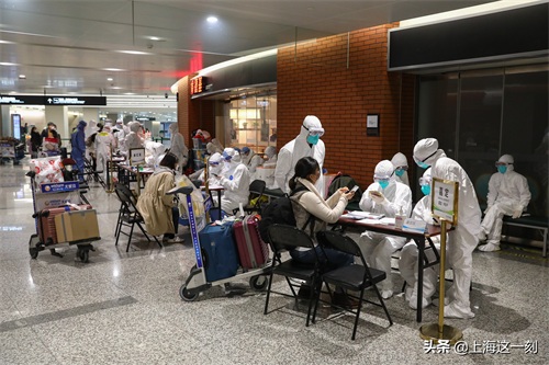 直击上海机场入境人员集散点:各路大巴接送,护送员陪到小区