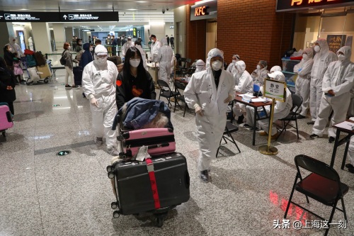 直击上海机场入境人员集散点:各路大巴接送,护送员陪到小区