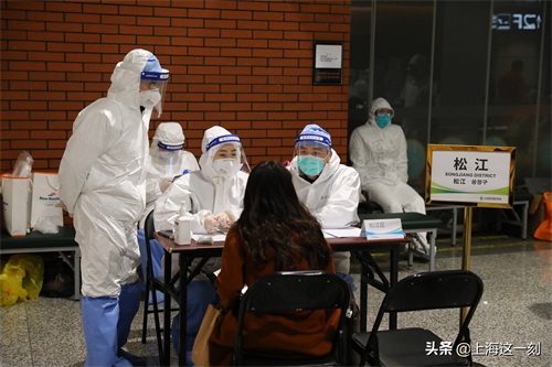 直击上海机场入境人员集散点:各路大巴接送,护送员陪到小区