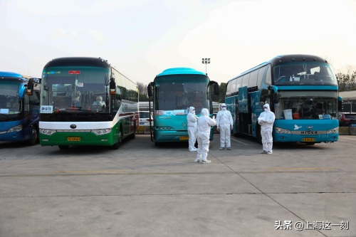 直击上海机场入境人员集散点:各路大巴接送,护送员陪到小区